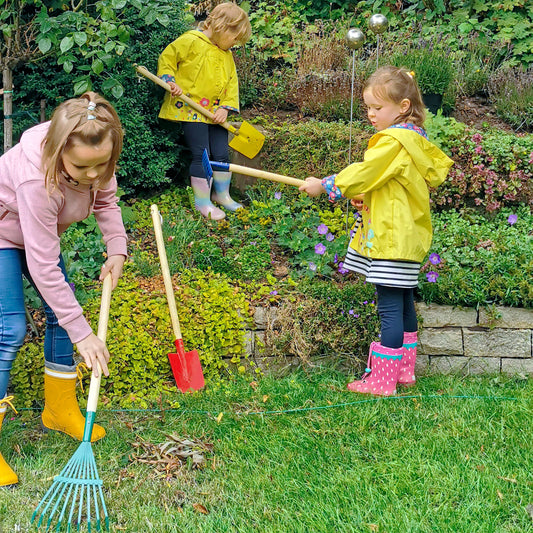 Gartenwerkzeug-Set Kunterbunt – 4-teiliges Kinder-Gartenset aus Holz & Metall | small foot