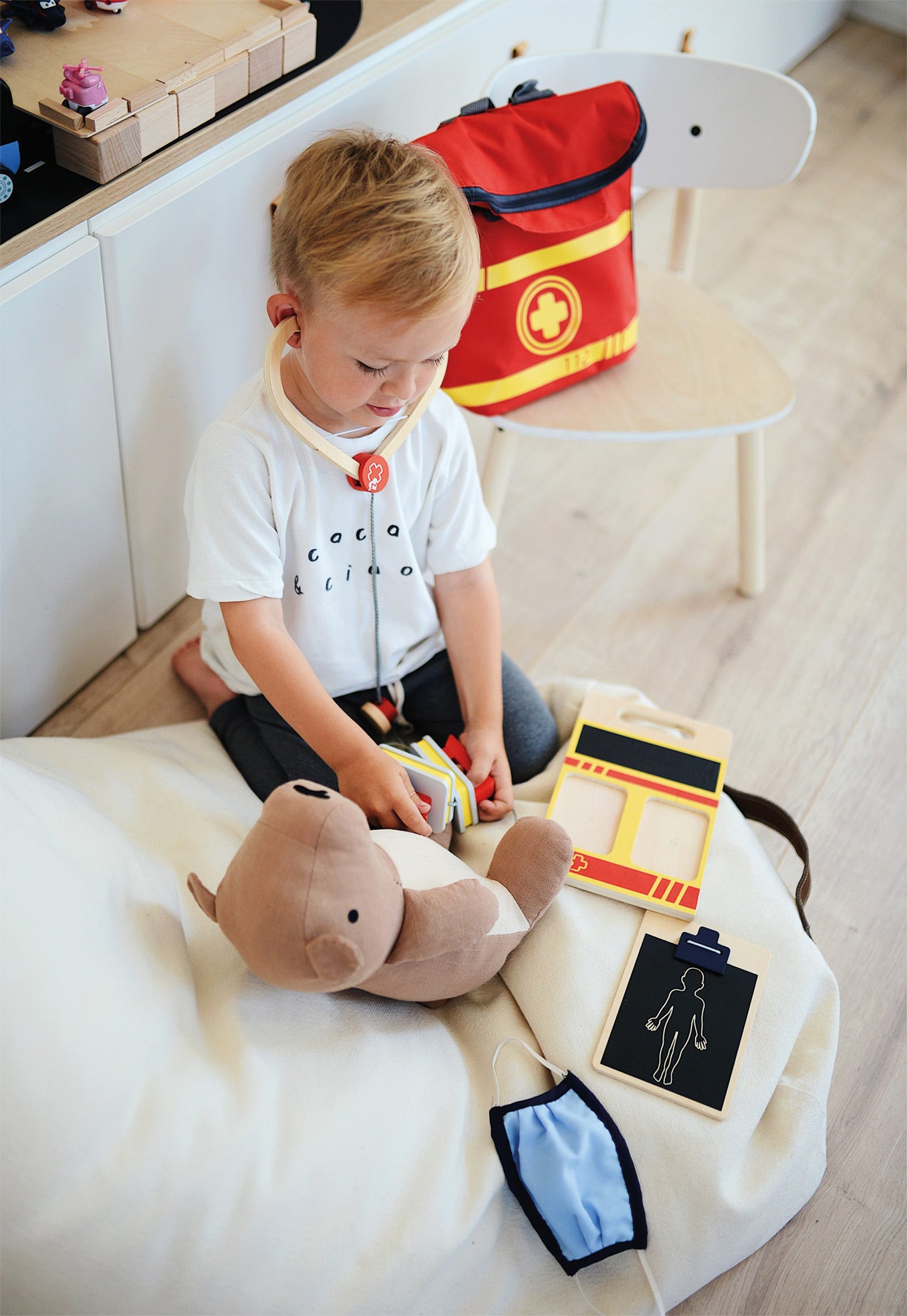 Notarztrucksack – Arzt- und Rettungsspielzeug, ab 3 Jahre, 18 Teile, small foot®