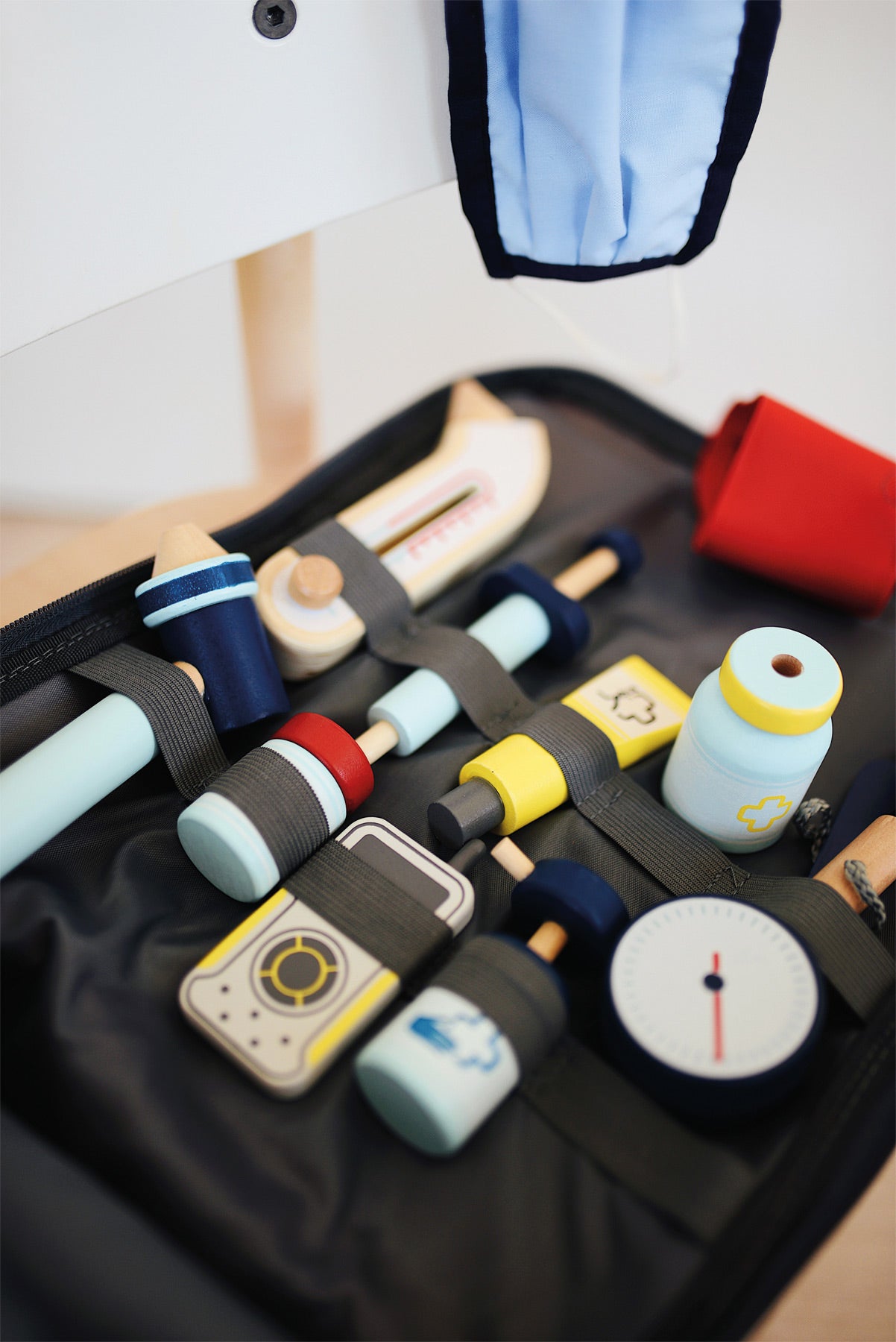 Notarztrucksack – Arzt- und Rettungsspielzeug, ab 3 Jahre, 18 Teile, small foot®