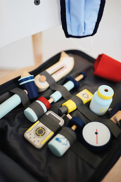 Notarztrucksack – Arzt- und Rettungsspielzeug, ab 3 Jahre, 18 Teile, small foot®