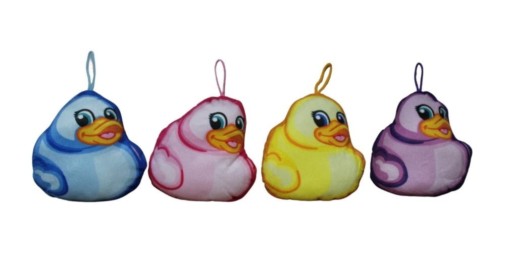 Buntes Plüsch-Enten Set: 4er Set Mini-Kissen, 12cm Anhänger